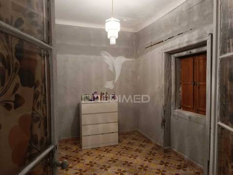 Prédio senhorial de 3 pisos no centro de ferreira do alentejo