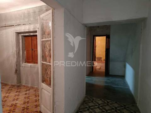 Prédio senhorial de 3 pisos no centro de ferreira do alentejo