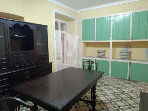 Prédio senhorial de 3 pisos no centro de ferreira do alentejo