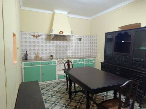 Prédio senhorial de 3 pisos no centro de ferreira do alentejo