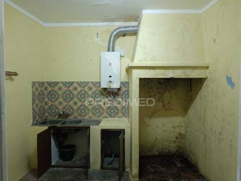 Prédio senhorial de 3 pisos no centro de ferreira do alentejo