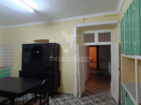 Prédio senhorial de 3 pisos no centro de ferreira do alentejo