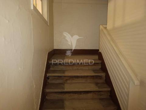 Prédio senhorial de 3 pisos no centro de ferreira do alentejo