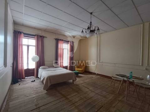 Prédio senhorial de 3 pisos no centro de ferreira do alentejo