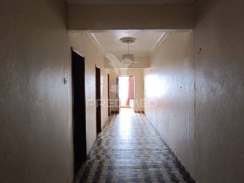 Prédio senhorial de 3 pisos no centro de ferreira do alentejo