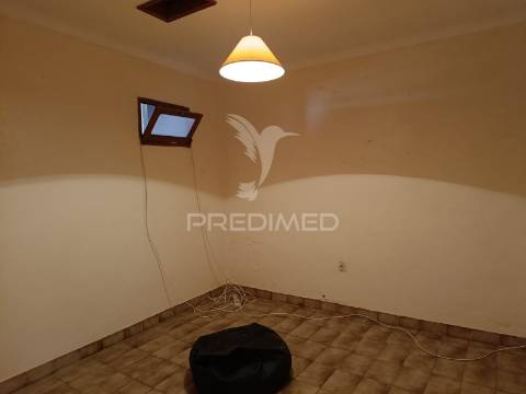 Prédio senhorial de 3 pisos no centro de ferreira do alentejo