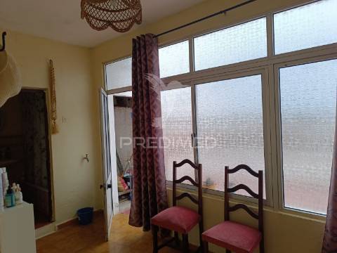 Prédio senhorial de 3 pisos no centro de ferreira do alentejo