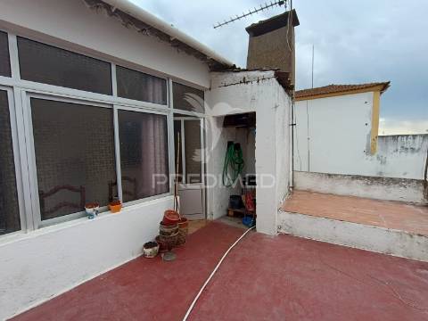 Prédio senhorial de 3 pisos no centro de ferreira do alentejo