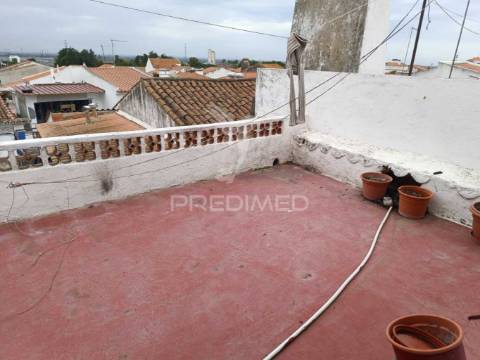 Prédio senhorial de 3 pisos no centro de ferreira do alentejo