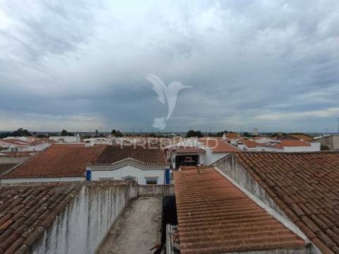 Prédio senhorial de 3 pisos no centro de ferreira do alentejo