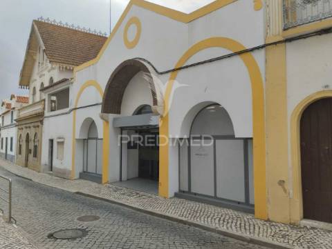 Prédio senhorial de 3 pisos no centro de ferreira do alentejo