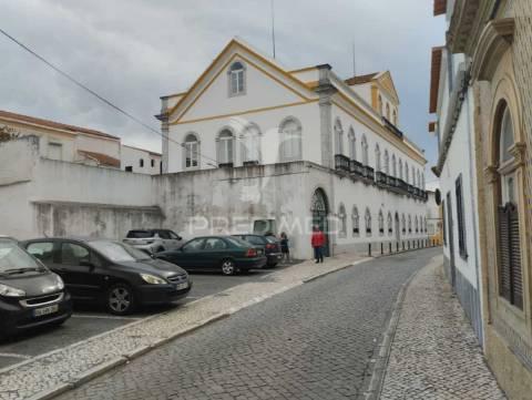 Prédio senhorial de 3 pisos no centro de ferreira do alentejo