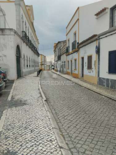 Prédio senhorial de 3 pisos no centro de ferreira do alentejo