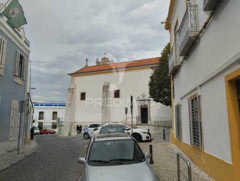 Prédio senhorial de 3 pisos no centro de ferreira do alentejo