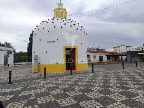 Prédio senhorial de 3 pisos no centro de ferreira do alentejo