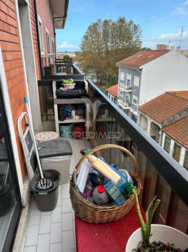 Apartamento t1+1 no centro de esgueira