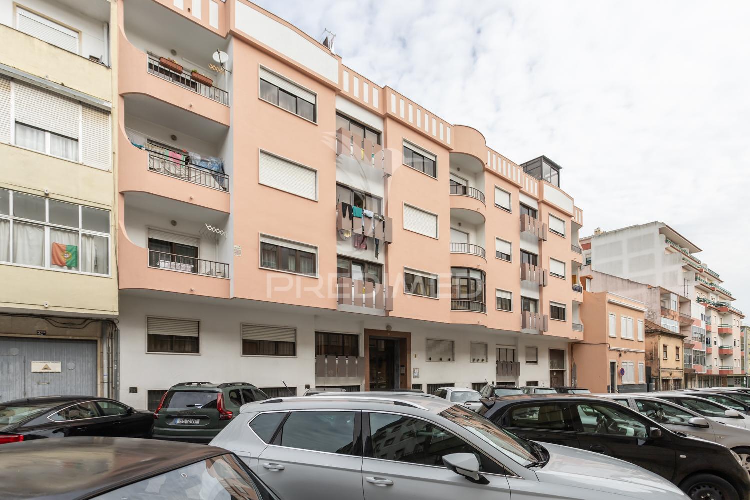 Apartamento t2-3ass. queluz junto à estação