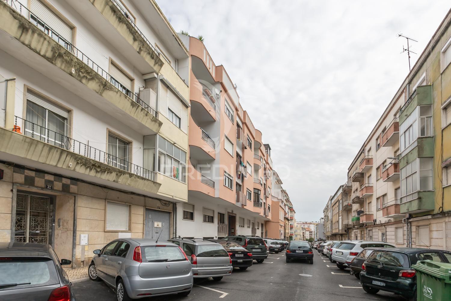 Apartamento t2-3ass. queluz junto à estação