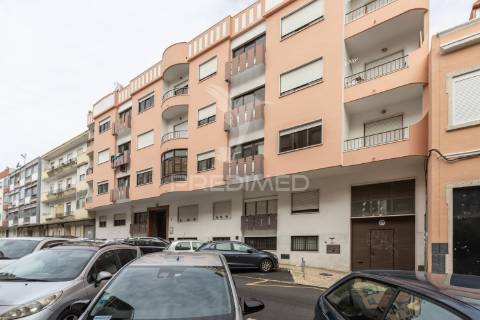 Apartamento t2-3ass. queluz junto à estação