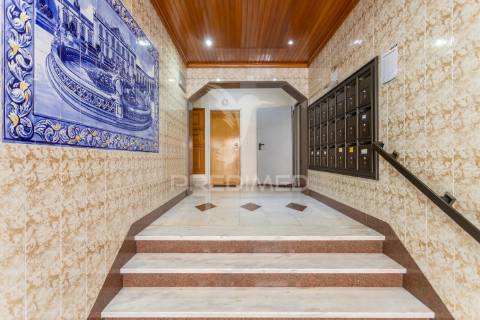 Apartamento t2-3ass. queluz junto à estação