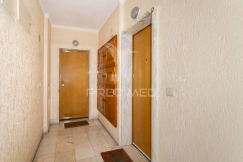 Apartamento t2-3ass. queluz junto à estação