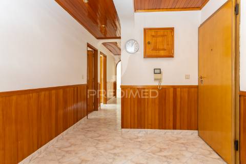 Apartamento t2-3ass. queluz junto à estação