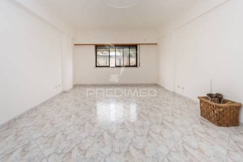 Apartamento t2-3ass. queluz junto à estação