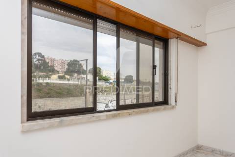 Apartamento t2-3ass. queluz junto à estação