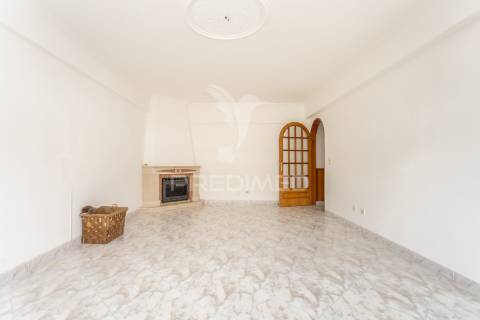 Apartamento t2-3ass. queluz junto à estação