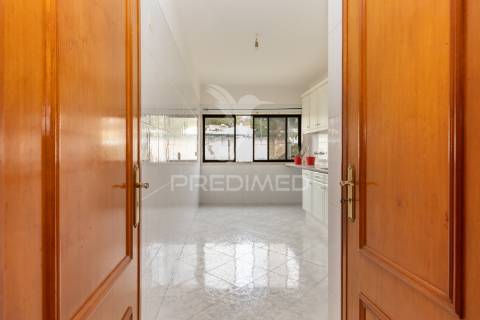 Apartamento t2-3ass. queluz junto à estação