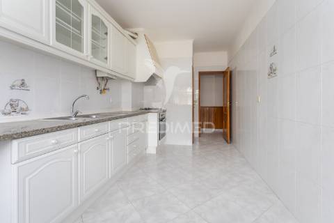 Apartamento t2-3ass. queluz junto à estação