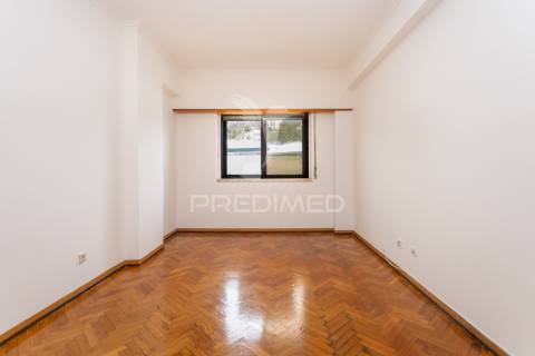 Apartamento t2-3ass. queluz junto à estação