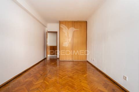 Apartamento t2-3ass. queluz junto à estação