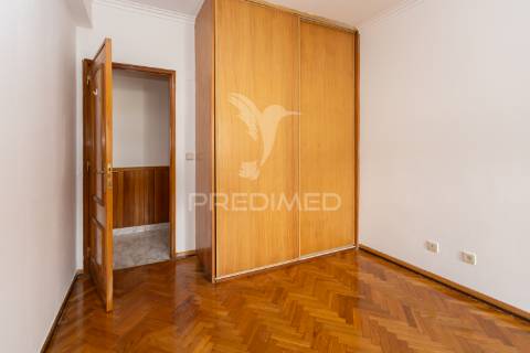 Apartamento t2-3ass. queluz junto à estação