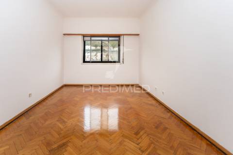Apartamento t2-3ass. queluz junto à estação