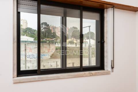 Apartamento t2-3ass. queluz junto à estação