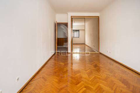 Apartamento t2-3ass. queluz junto à estação