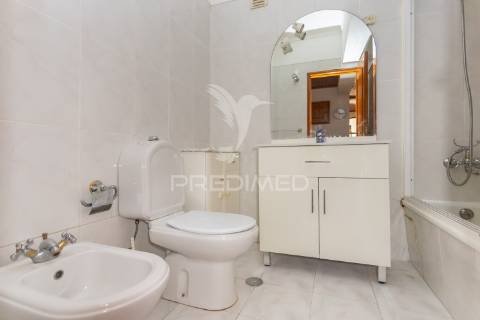 Apartamento t2-3ass. queluz junto à estação