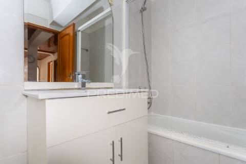 Apartamento t2-3ass. queluz junto à estação