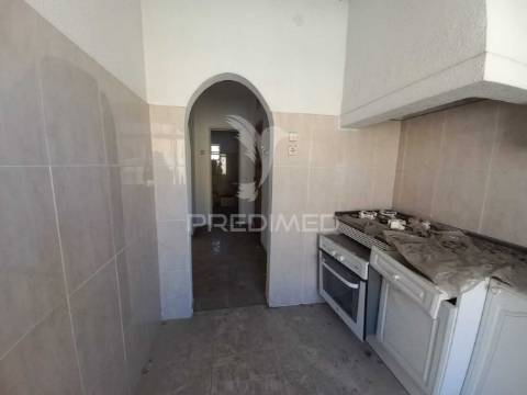 Apartamento t1 na baixa da banheira – excelente localização e oportunidade de investimento!