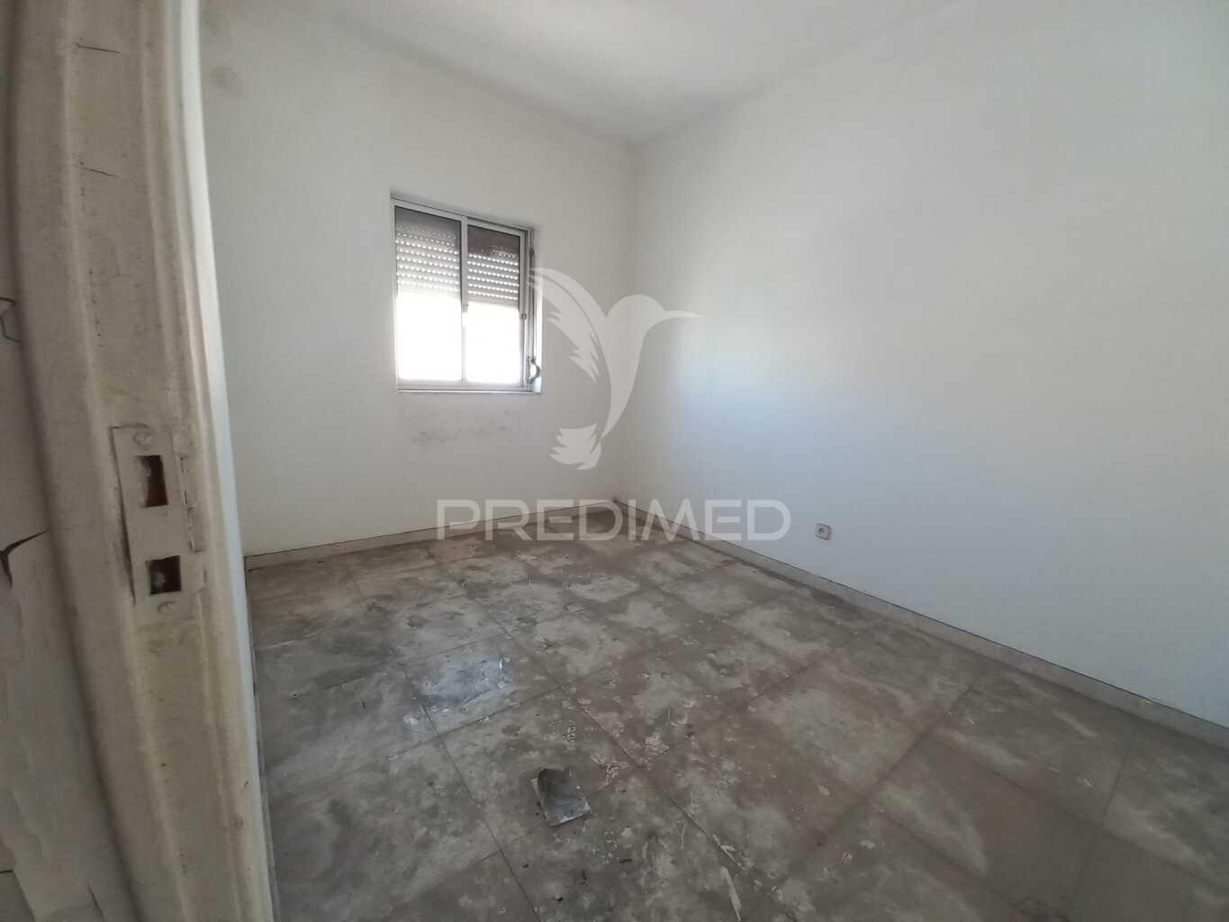 Apartamento t1 na baixa da banheira – excelente localização e oportunidade de investimento!