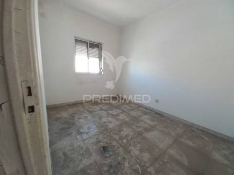 Apartamento t1 na baixa da banheira – excelente localização e oportunidade de investimento!