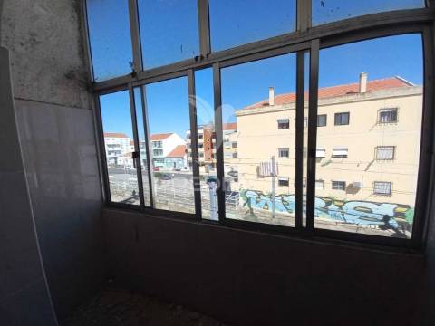 Apartamento t1 na baixa da banheira – excelente localização e oportunidade de investimento!