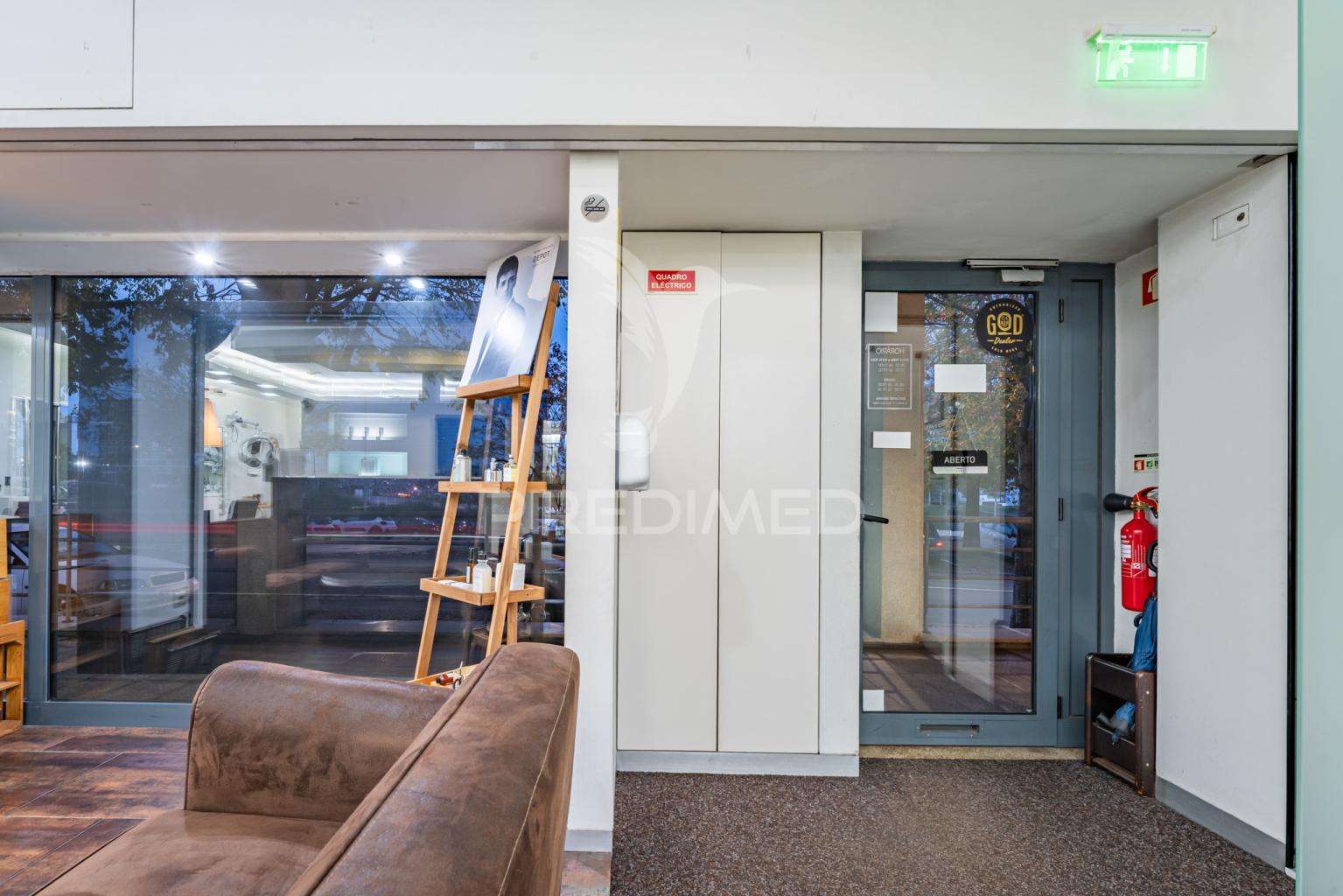 Loja junto rotunda  eng. edgar cardoso em vila nova de gaia