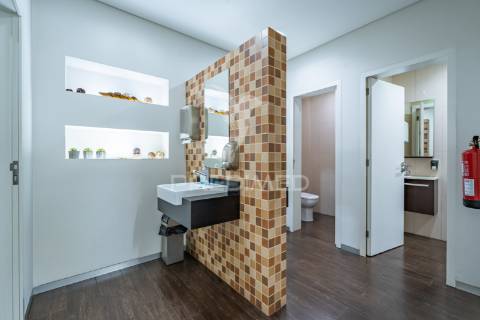 Loja junto rotunda  eng. edgar cardoso em vila nova de gaia