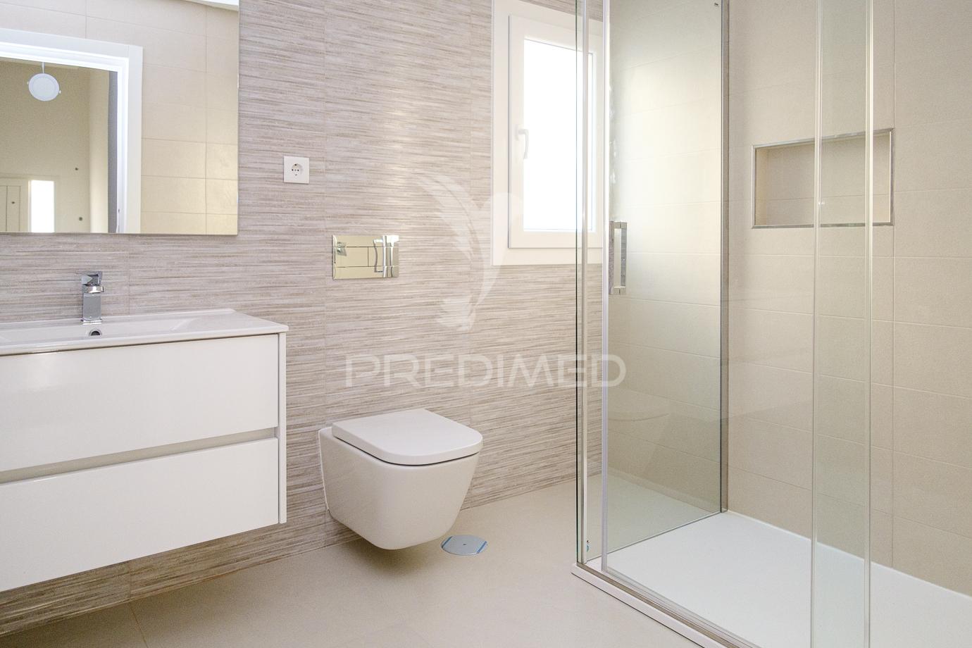 Apartamento t2 c/ suíte, parqueamento e arrecadação