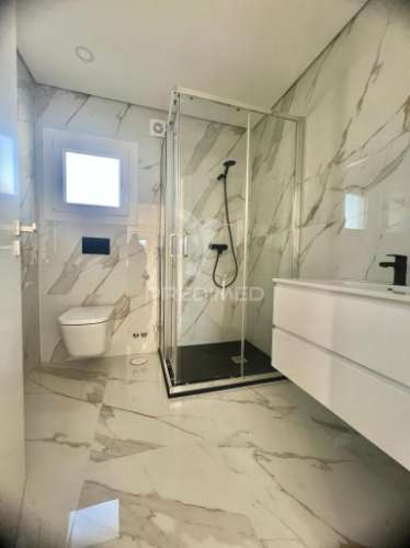 Apartamento t2 c/ suíte, parqueamento e arrecadação