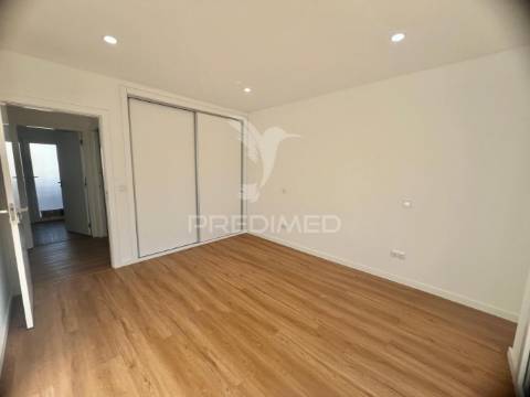 Apartamento t2 c/ suíte, parqueamento e arrecadação