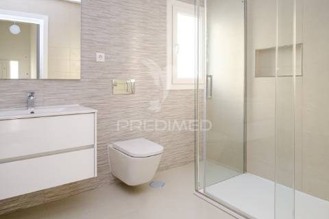 Apartamento t3 c/ suíte, parqueamento e arrecadação