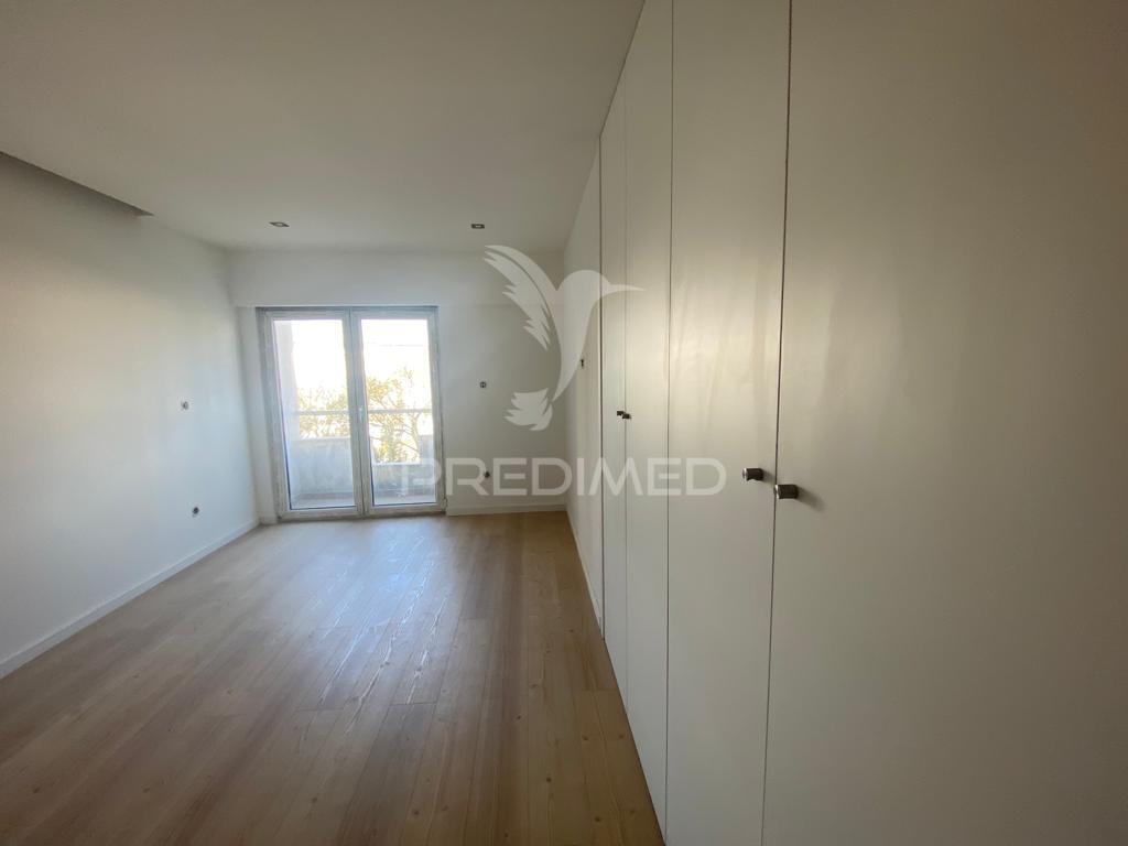 Apartamento t3 c/ suíte, parqueamento e arrecadação